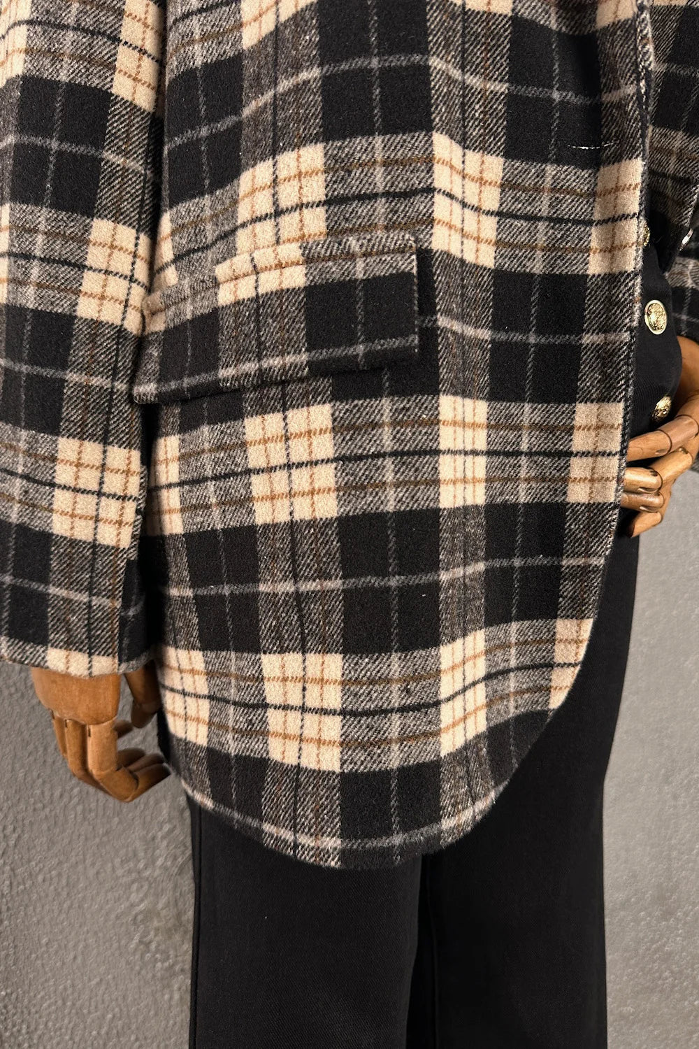 Siyah krem ekoseli blazer ceket, kadın oversize kesim, düğmeli, yün karışım, detay görünüm
