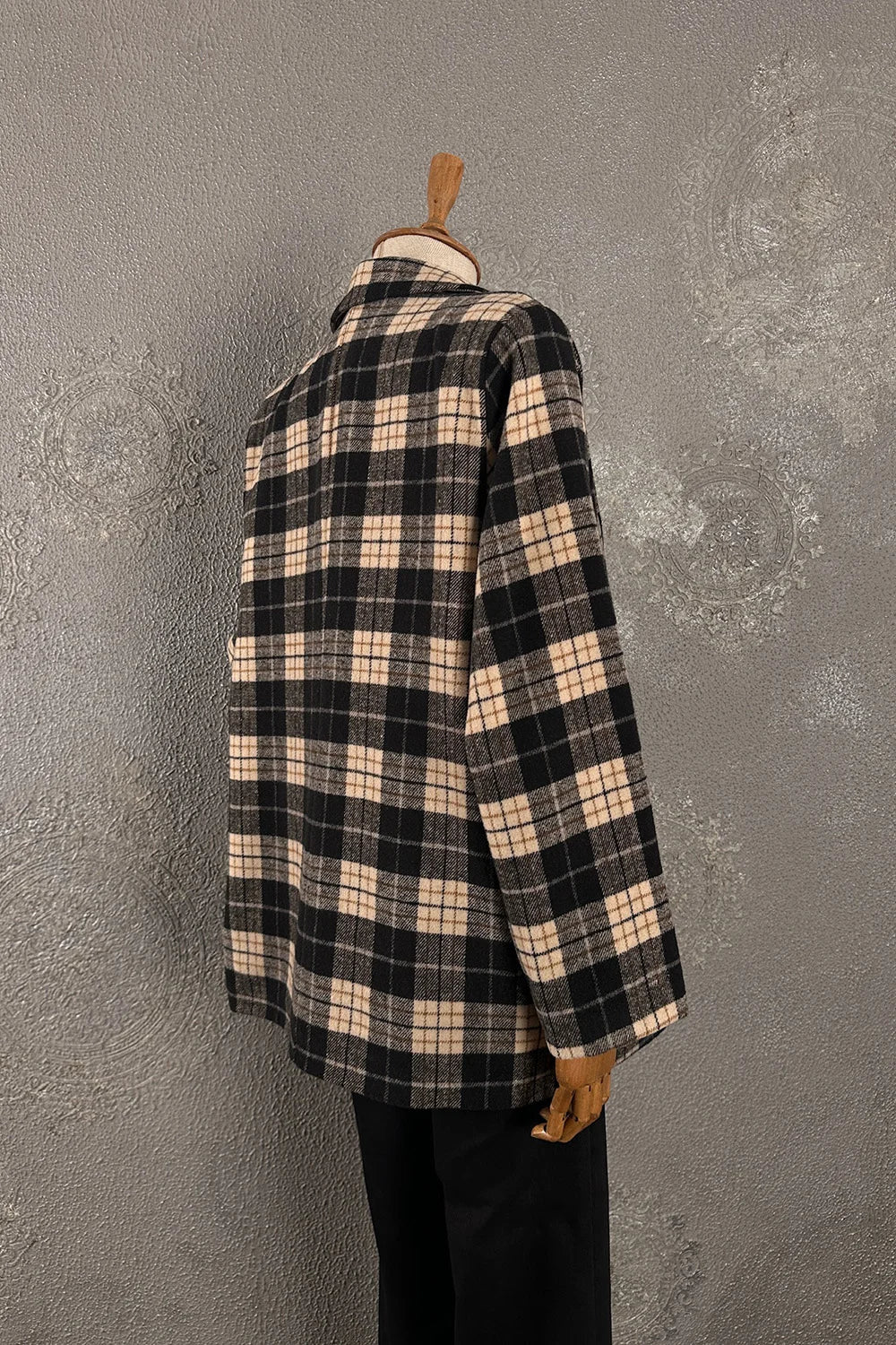 Siyah beyaz ekoseli blazer ceket, kadın, klasik tartan desen, oversize kesim, yandan görünüm