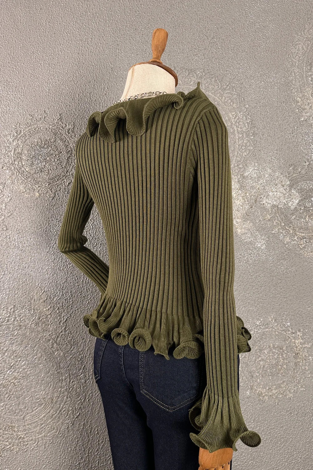 Haki yeşil fırfırlı triko kadın, ribli dokulu kumaş, uzun kollu, yandan görünüm, casual stil