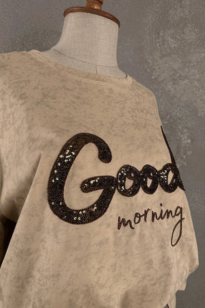 Krem rengi kadın t-shirt, siyah payetli Good morning yazı detaylı, rahat kesim, önden görünüm