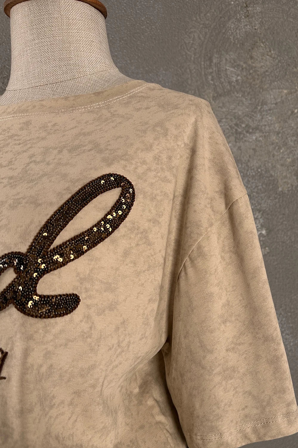 Krem melanj kadın t-shirt, siyah pullu dekoratif detay, rahat kesim, önden görünüm