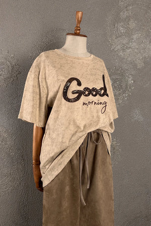 Krem melanj kadın t-shirt, Good morning baskılı, oversize kesim, yandan asimetrik drape detaylı, önden görünüm