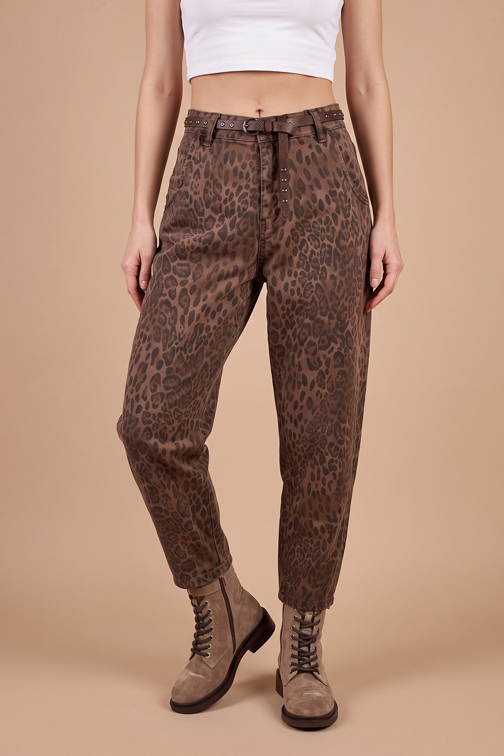 Leopar desenli kahverengi kadın barrel pantolon, studs detaylı kemer, crop top ile önden görünüm