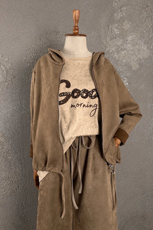 Bej nubuk eşofman takımı, kapüşonlu ceket ve bağcıklı pantolon, good morning yazılı tişört detaylı, kadın oversize kesim, önden görünüm.