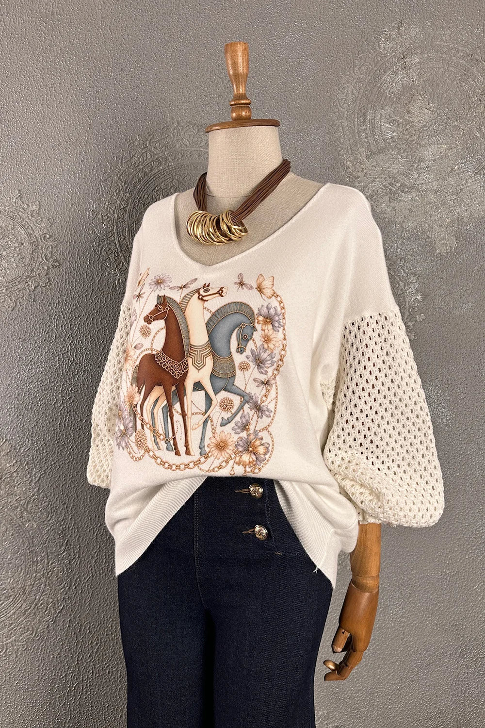 Krem file detaylı baskılı triko, at motifli çiçek desenli, balon kollu kadın üst, rahat kesim, önden görünüm