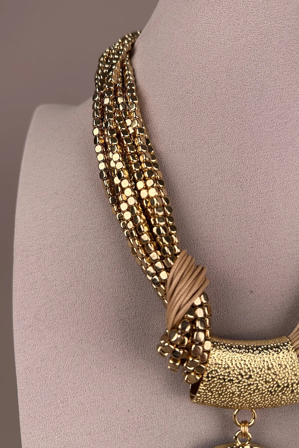 Gold dokulu oval uçlu kadın kolye, zincir tasarım, detaylı metalik işçilik, yandan görünüm