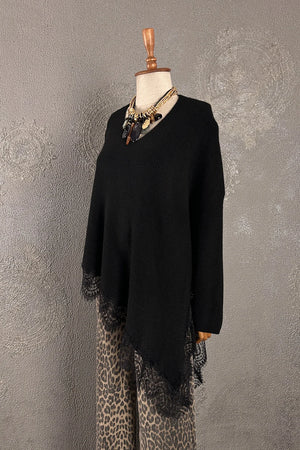Siyah asimetrik triko, dantel detaylı, leopar desenli şal uçları, kadın moda, yandan görünüm, şık tasarım.