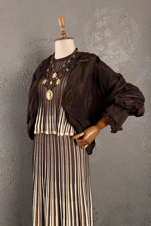 Siyah dantel detaylı hafif ceket, krem çizgili elbise, kadın, vintage stil, önden görünüm