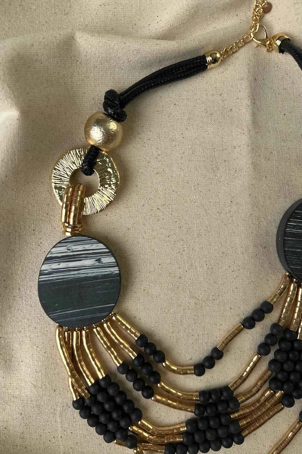 Boncuklu Metal Detaylı Kolye