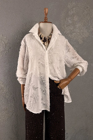 Krem dokulu oversize gömlek, beyaz dantel detaylı, rahat kesim, kadın moda, önden görünüm