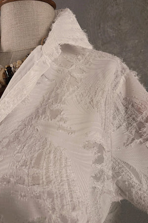Beyaz dokulu oversize gömlek, dantel detaylı, kadın için, yumuşak kumaş, rahat kesim, detay görünüm