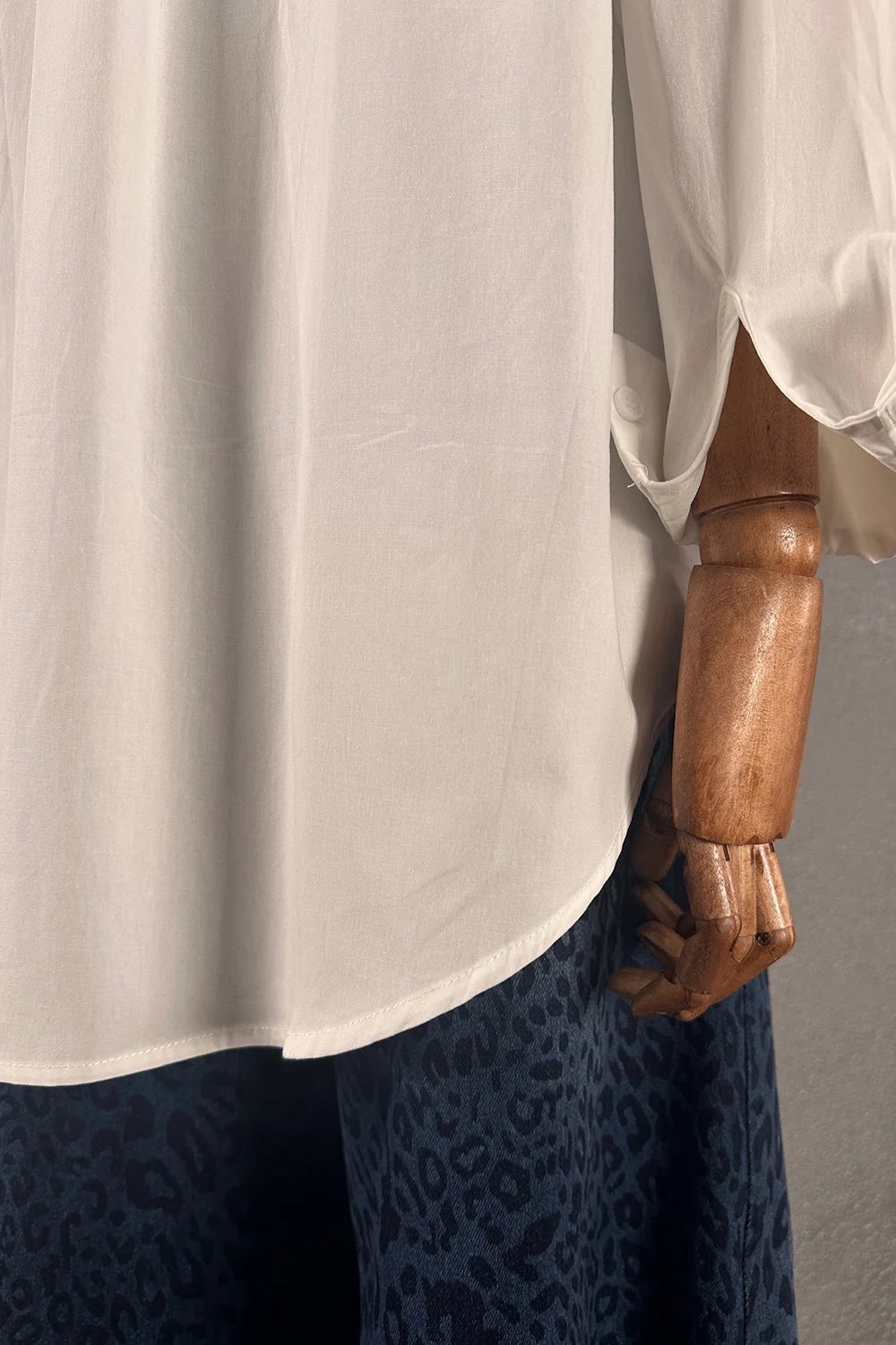 Krem broşlu oversize gömlek, ahşap detaylı, kadın giyimi, yandan görünüm, rahat kesim