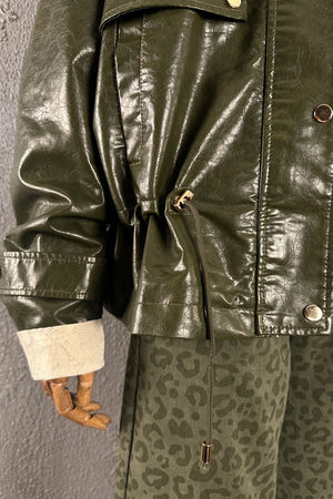 Haki yeşil deri ceket, leopar desenli kumaş detaylı, çıtçıtlı kapama, kadın moda ürünü, önden görünüm