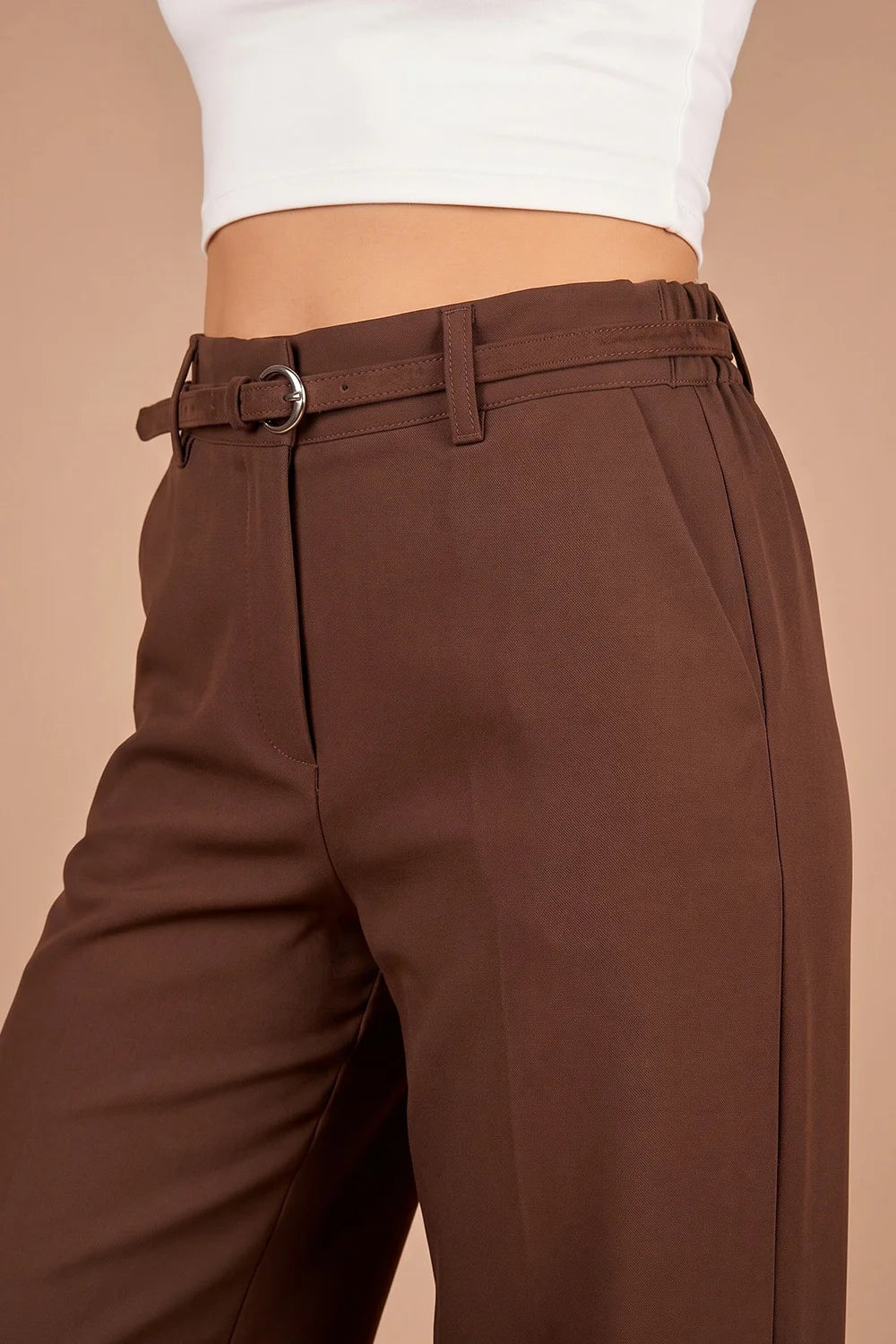 Kahverengi kemer detaylı kadın pantalonu, düz kesim, bel kısmında metal halkalı deri kemer, önden görünüm