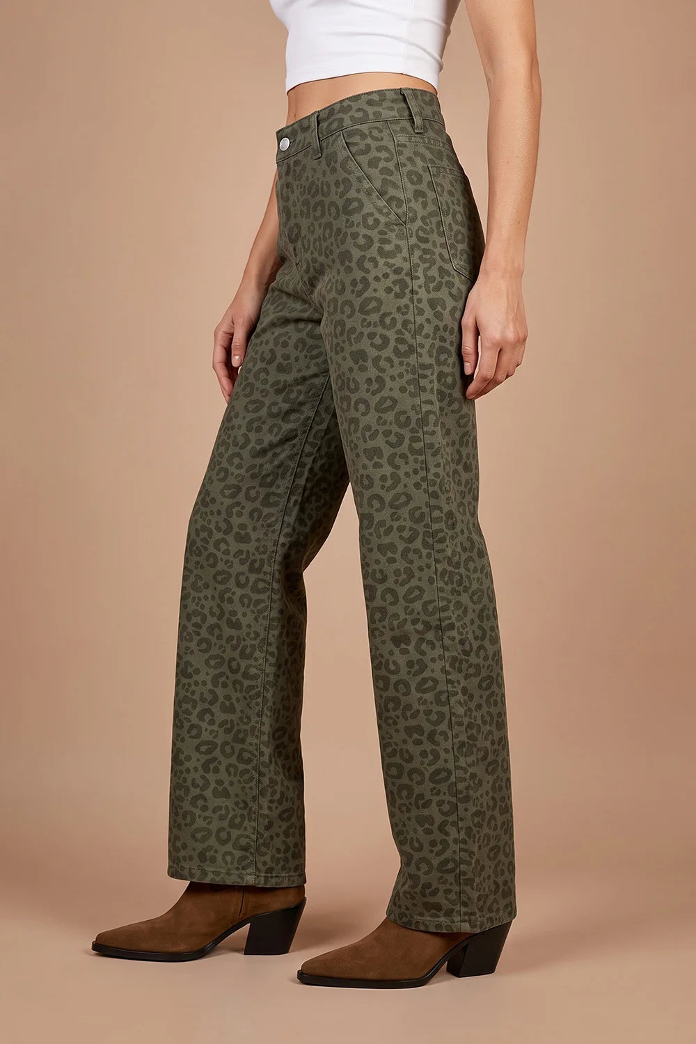 Leopar desenli haki yeşil kadın geniş paçalı pantolon, vintage denim kesim, yandan görünüm, kahverengi çizme kombinli