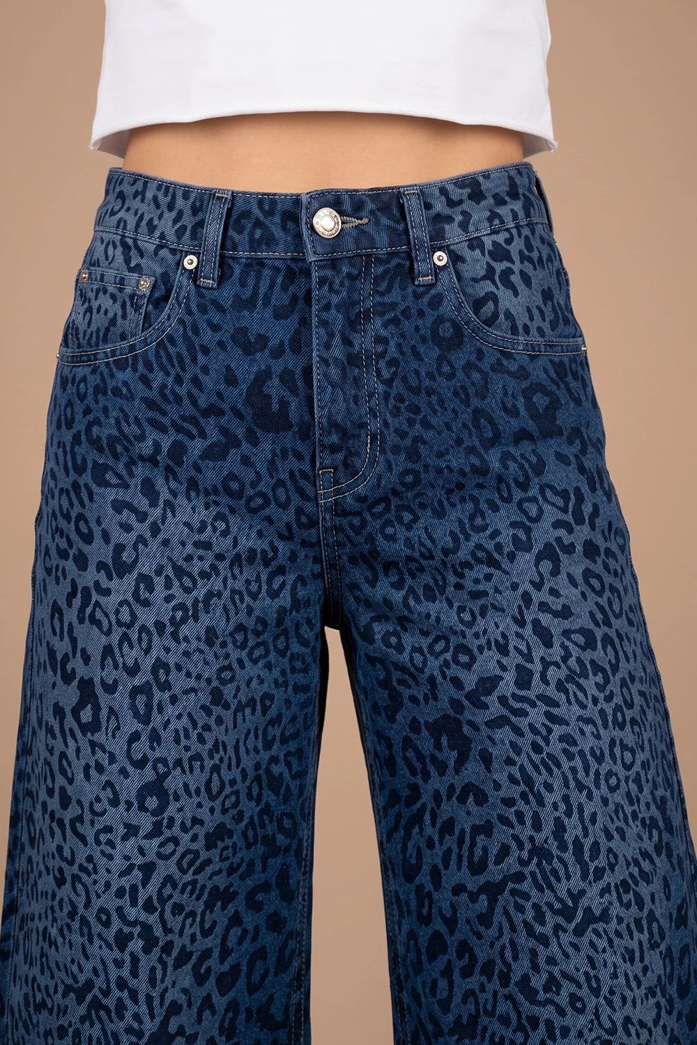 Leopar desenli geniş paçalı kadın jeans, lacivert denim, önden görünüm, casual kesim