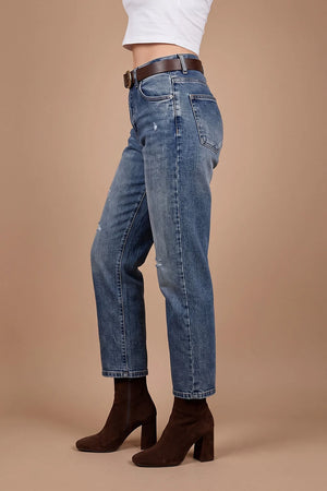 Taşlamalı mom jean, açık mavi denim, yüksek bel, crop kesim, kahverengi deri kemer, yandan görünüm, kadın modası