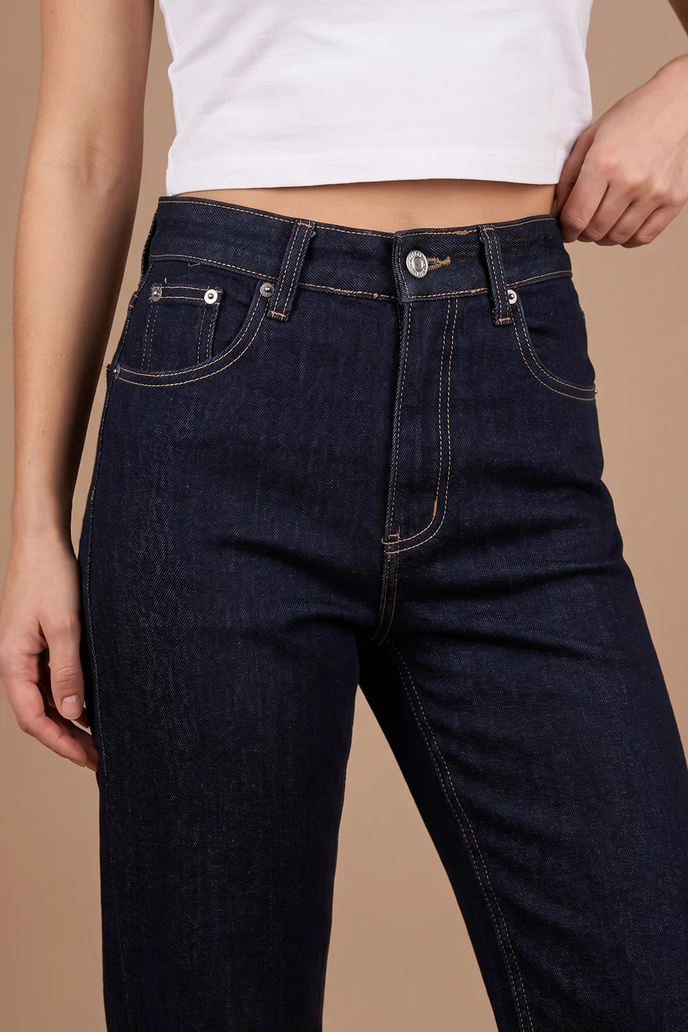 Kontrast dikişli lacivert straight jean, kadın, yüksek bel, klasik kesim, önden görünüm