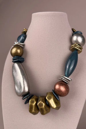 Metalik taşlı bohem kolye, mavi ve altın detaylı, gümüş damla boncuklu, kadın aksesuar, önden görünüm.
