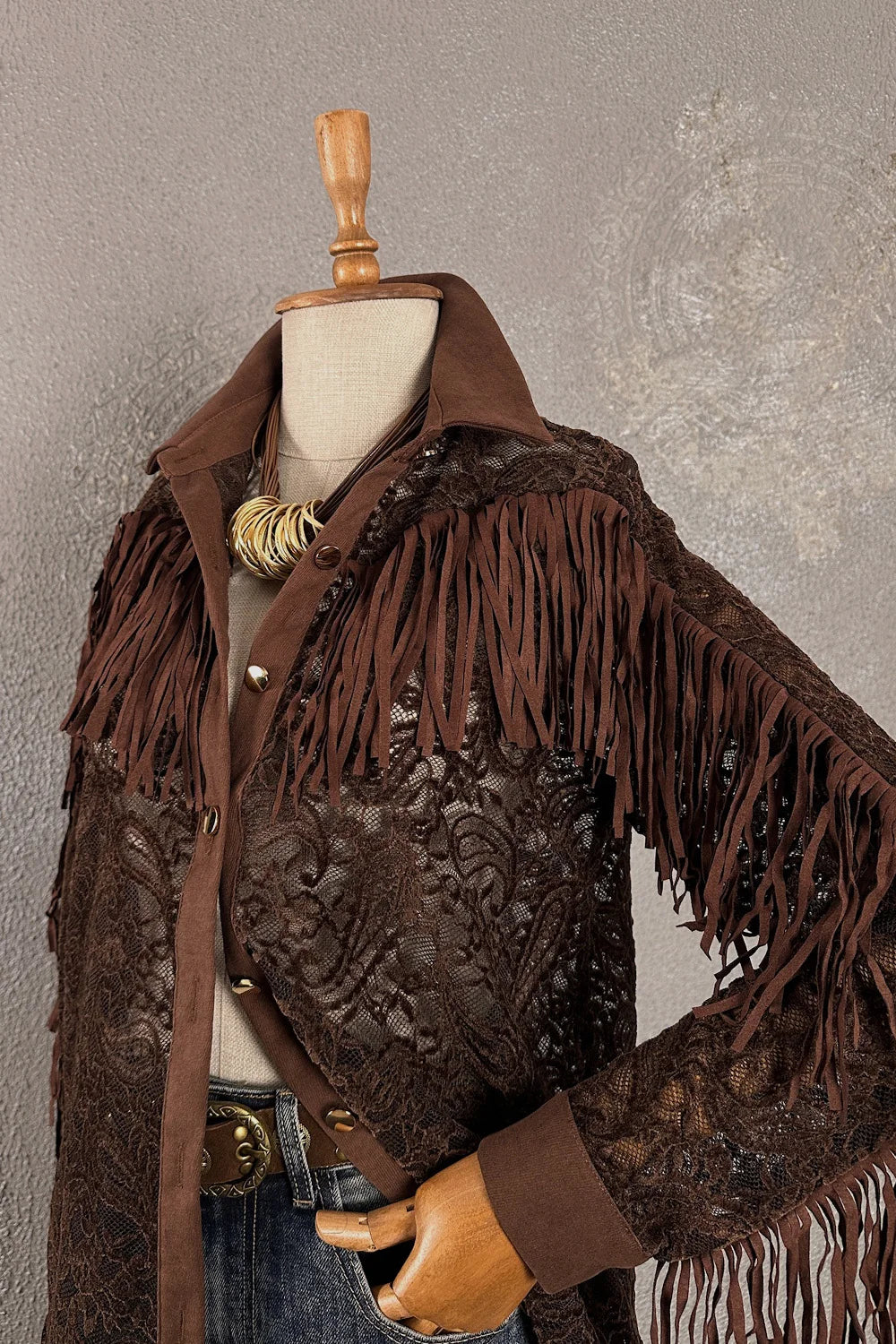 Kahverengi nubuk püsküllü dantel gömlek, kadın, çiçek deseni, vintage stil, önden görünüm, aksesuar detaylı