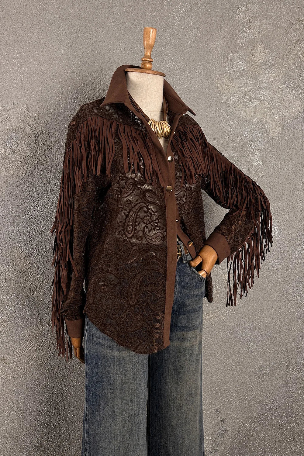 Kahverengi nubuk püsküllü dantel gömlek, kadın, vintage stil, önden görünüm, işlemeli detay