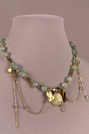 Doğal taş charm kolye, yeşil jade boncuklu, altın detaylı, spiral ve yıldız aksesuarı, kadın aksesuar, önden görünüm