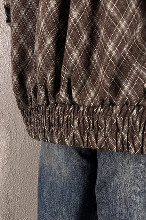 Kahverengi ekose kadın oversize mont, fırfırlı eteği, yandan detay görünüm, denim pantolonla kombinli