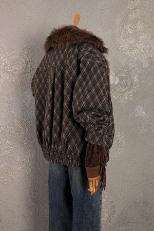 Kürk yakalı oversize kadın mont, siyah kareli desen, kahverengi kürk detay, denim pantolonla kombinli, önden görünüm