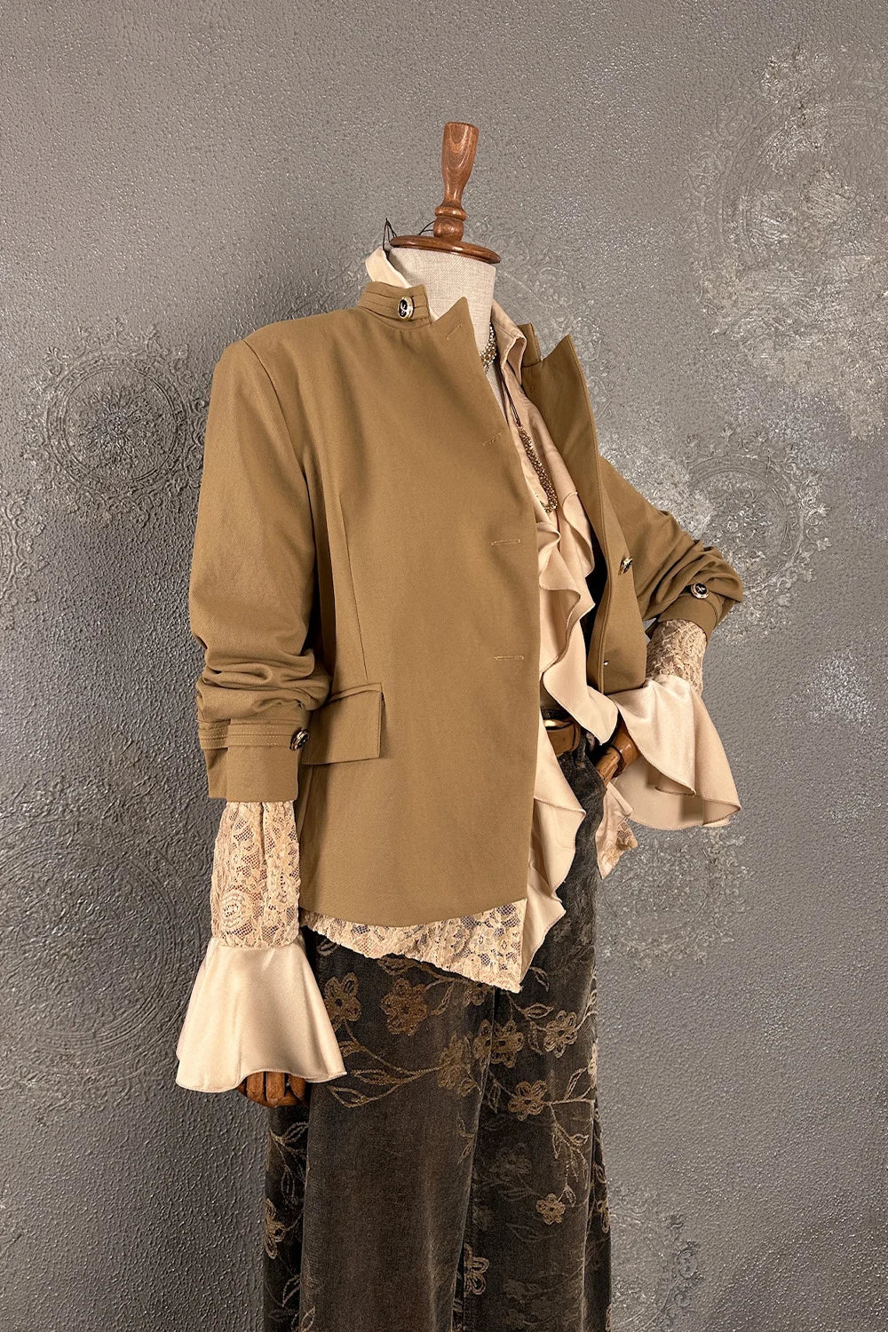 Camel hakim yaka ceket, krem dantel detaylı, düğme kapatmalı kadın blazer, yandan görünüm