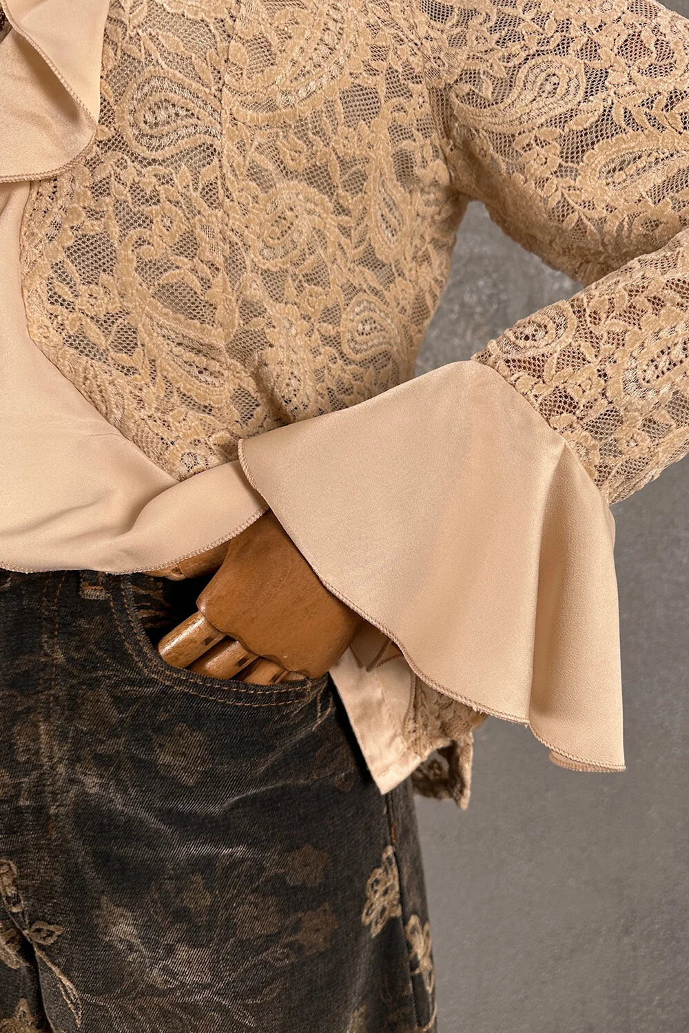 Krem dantel volanlı gömlek, uzun puf kollu, kadın, siyah denim pantolon kombinli, detay görünüm
