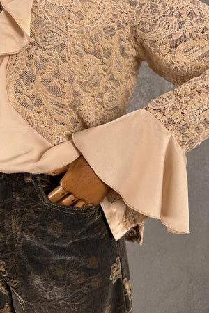 Krem dantel volanlı gömlek, uzun puf kollu, kadın, siyah denim pantolon kombinli, detay görünüm