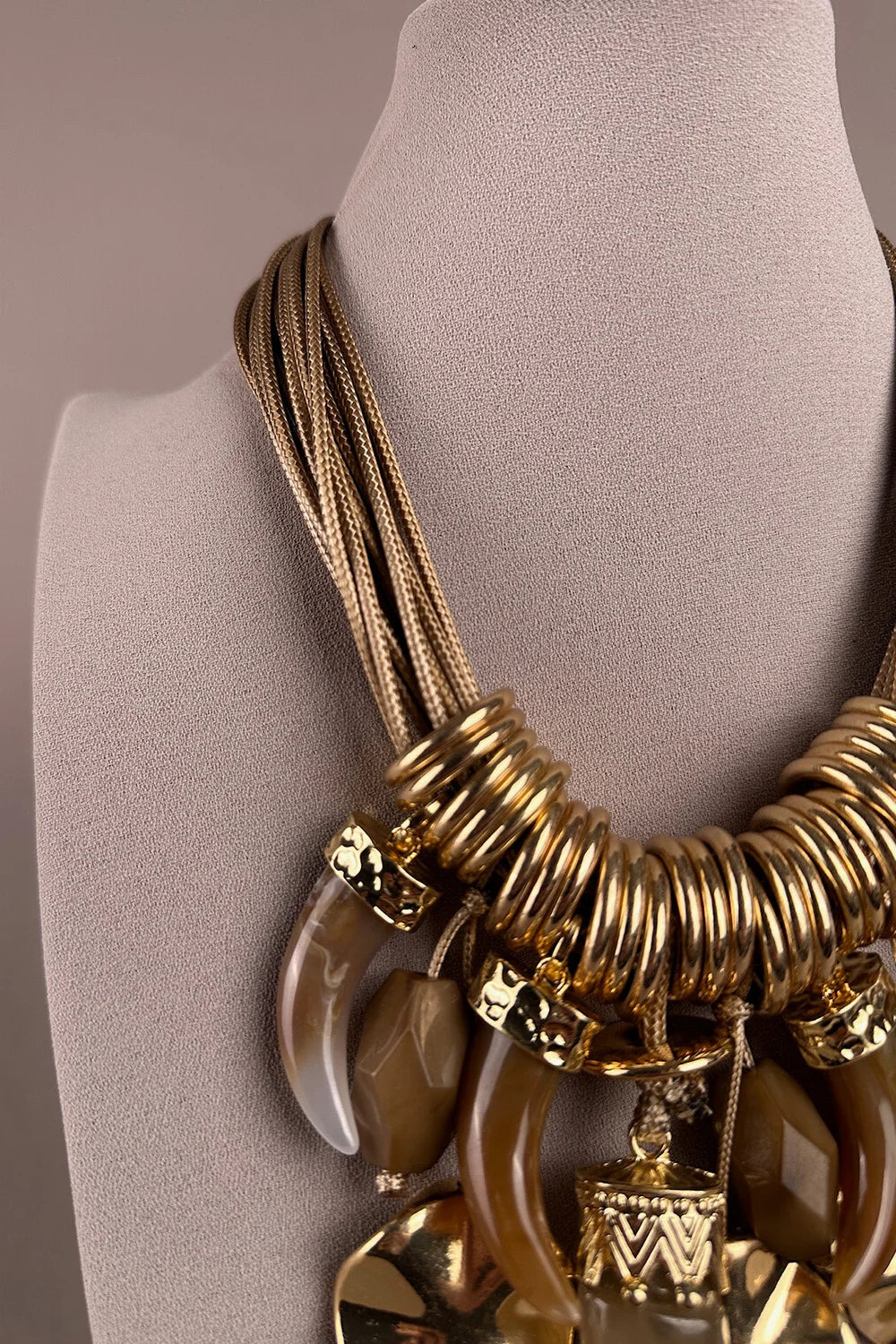 Bohem pençe salkım kolye, bronz metal zincir, kahverengi taş detaylı, kadın aksesuar, detay görünüm