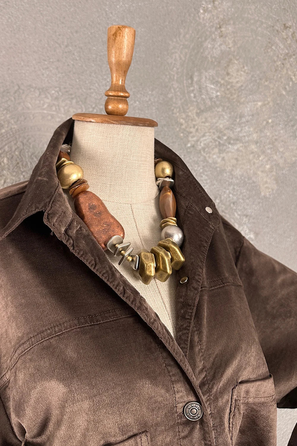 Kahverengi kadife gömlek, ahşap kolye detaylı, vintage stil, önden görünüm, butik tasarım