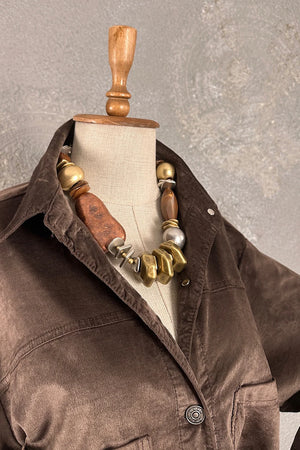 Kahverengi kadife gömlek, ahşap kolye detaylı, vintage stil, önden görünüm, butik tasarım