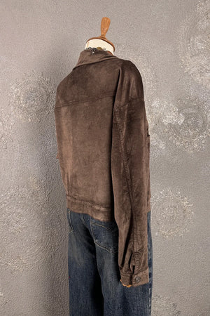 Kahverengi kadife gömlek, vintage stil, yandan görünüm, denim pantolonla kombinli, hafif dokulu kumaş