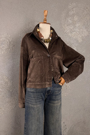 Kahverengi kadife gömlek, klasik kesim, metal düğmeli, cep detaylı, önden görünüm, casual stil