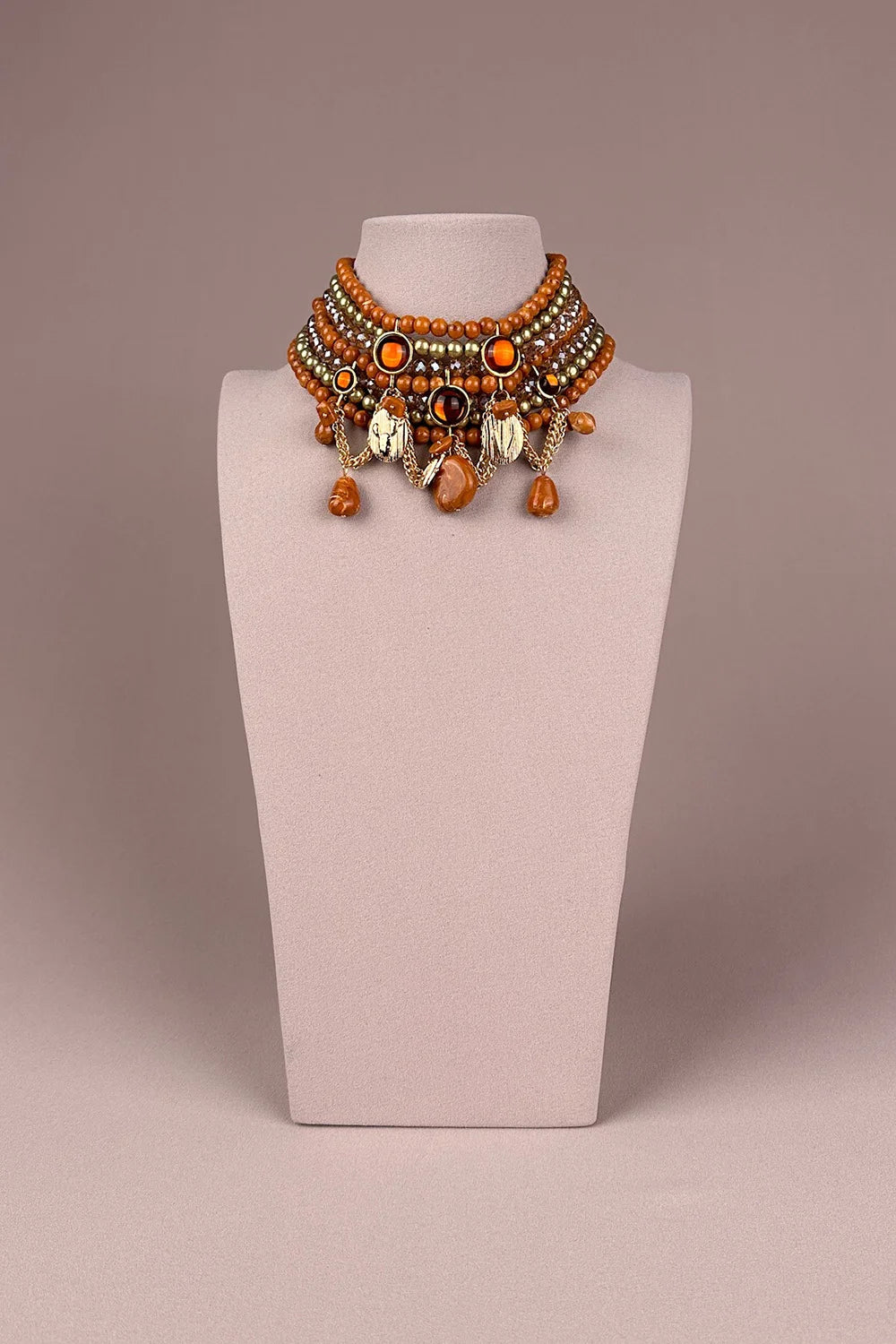 Amber taşlı salkım kolye, kadın aksesuar, bronz boncuk ve metal detaylı, şık tasarım, önden görünüm
