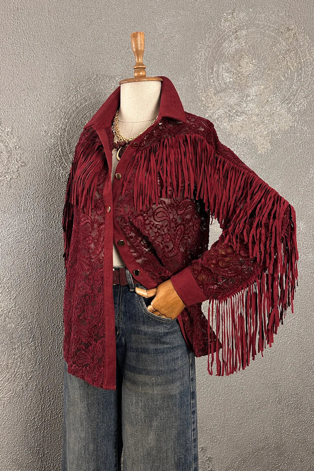 Bordo nubuk püsküllü dantel gömlek, kadın için şık tasarım, detaylı dantel desen, uzun kollu, önden görünüm.