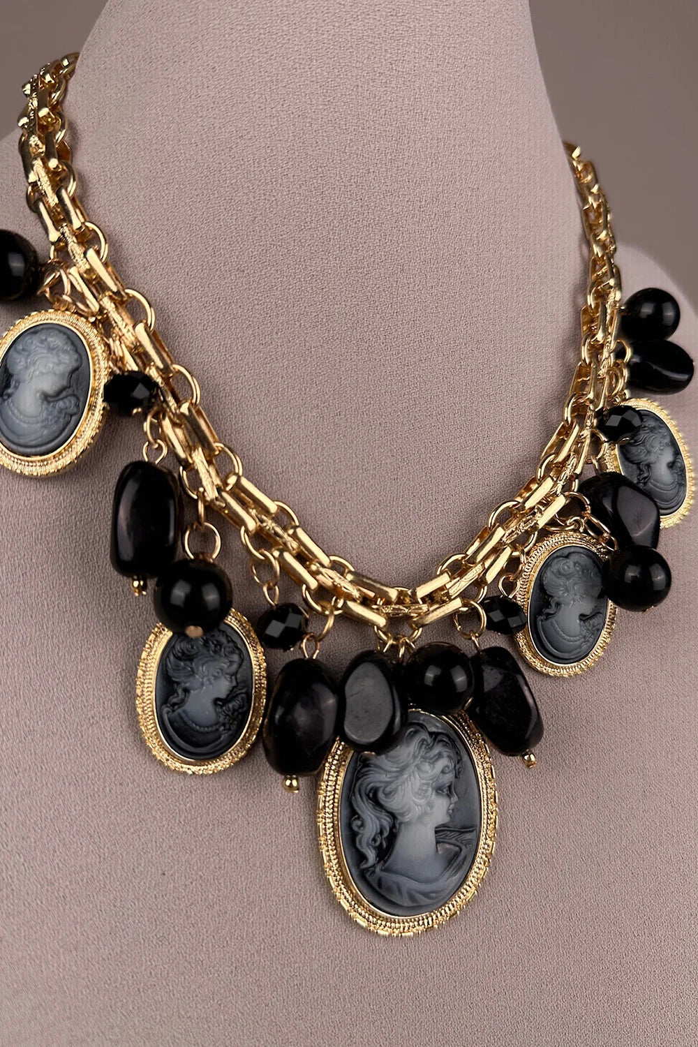 Altın zincirli siyah cameo salkım kolye, oval taş detaylı kadın aksesuar, klasik vintage stil