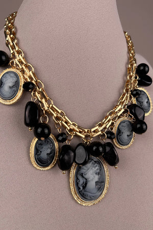 Altın zincirli siyah cameo salkım kolye, oval taş detaylı kadın aksesuar, klasik vintage stil