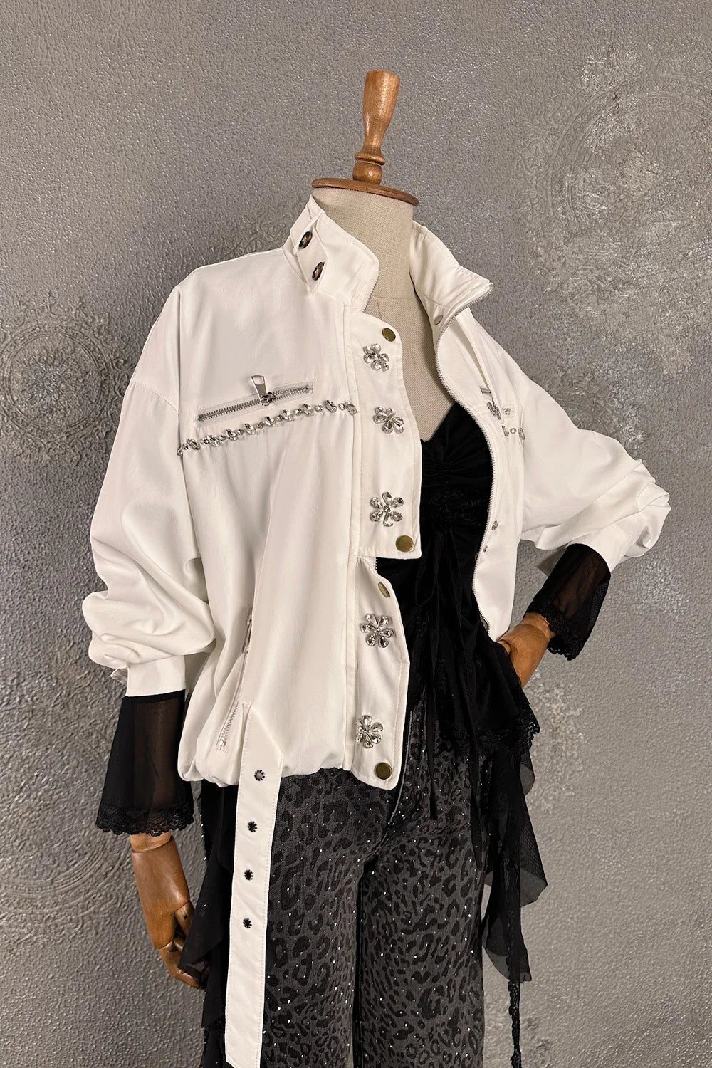 Krem taşlı hafif mont, kadın, çiçek aplike detaylı, oversize kesim, siyah elbise ile kombinli, yandan görünüm