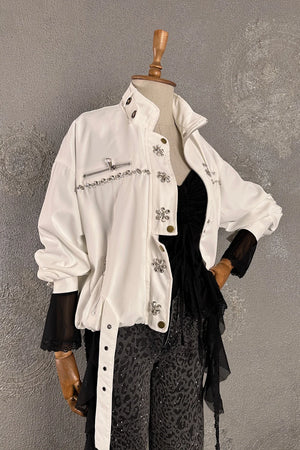 Krem taşlı hafif mont, kadın, çiçek aplike detaylı, oversize kesim, siyah elbise ile kombinli, yandan görünüm