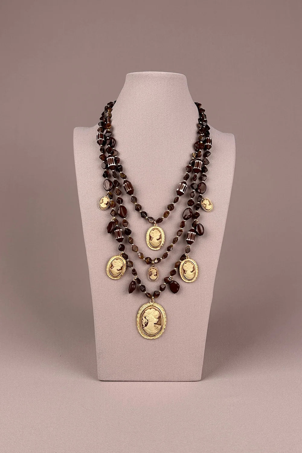 Kahverengi boncuklu katmanlı cameo kolye, altın kaplama oval madalyonlar, kadın aksesuar, vintage tarzı, önden görünüm