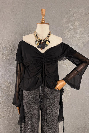 Siyah dantel detaylı romantik bluz, off-shoulder kesim, şifon kollu, kadın giyim, zarif tasarım, önden görünüm