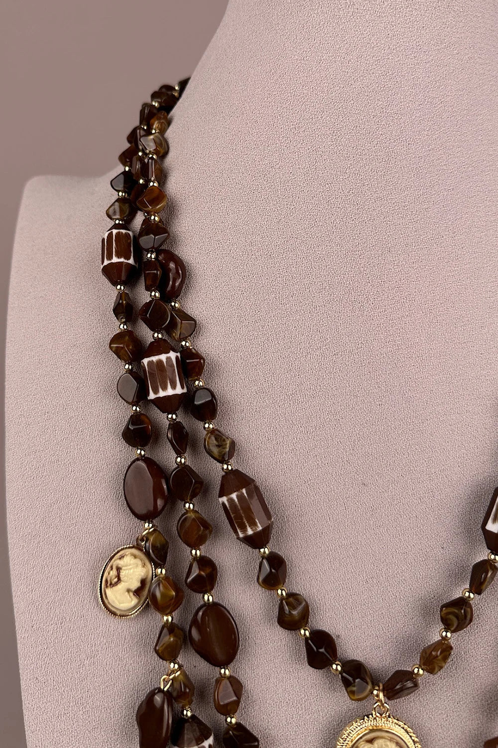 Kahverengi cameo katmanlı kolye, boncuk detaylı, vintage tarzı kadın aksesuar, önden görünüm