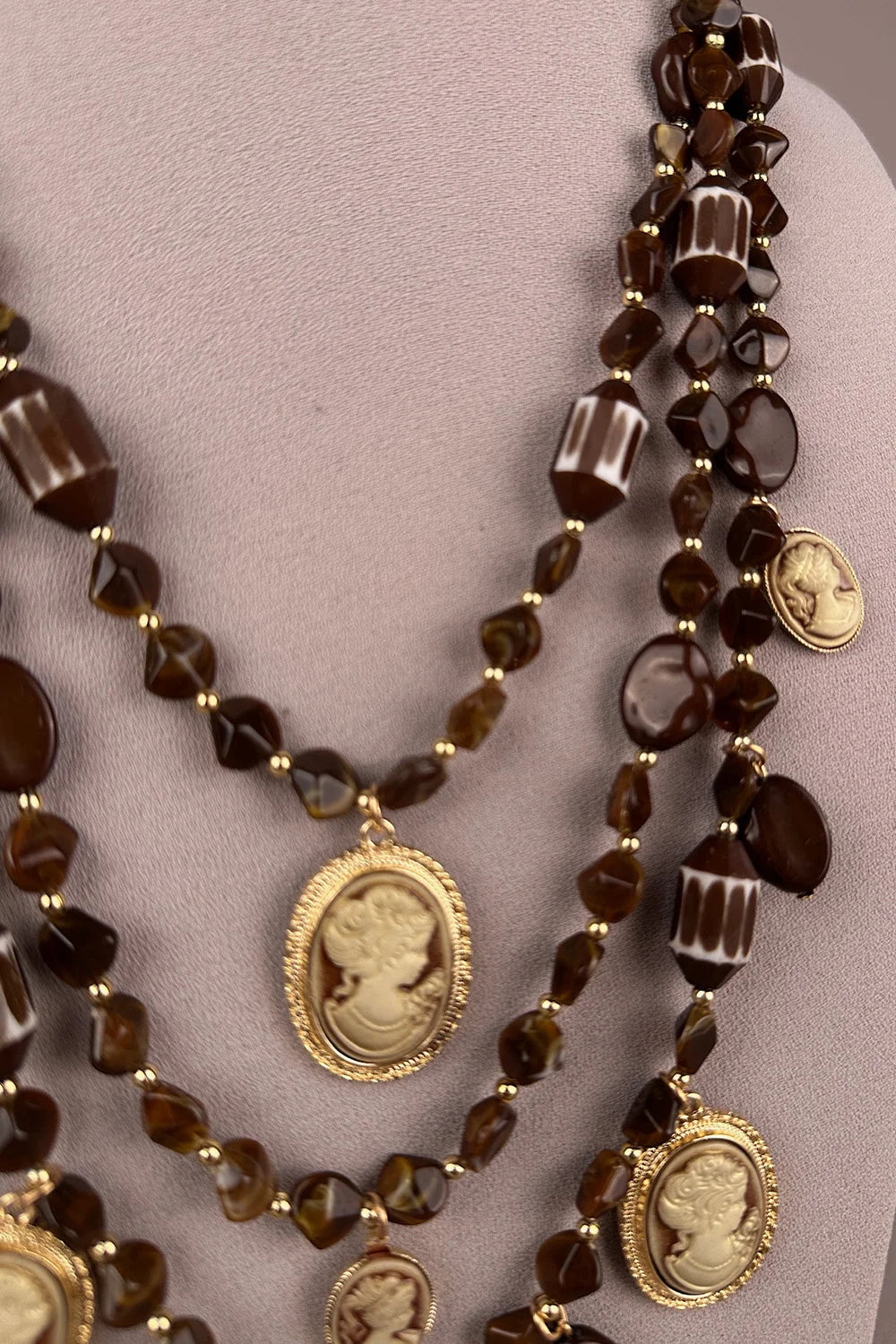 Kahverengi boncuklu katmanlı cameo kolye, altın kaplama metal detaylı, kadın aksesuar, vintage stil, detay görünüm