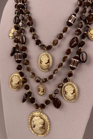 Altın çerçeveli cameo kolye, kahverengi boncuk katmanları, kadın aksesuar, vintage stil, detay görünüm