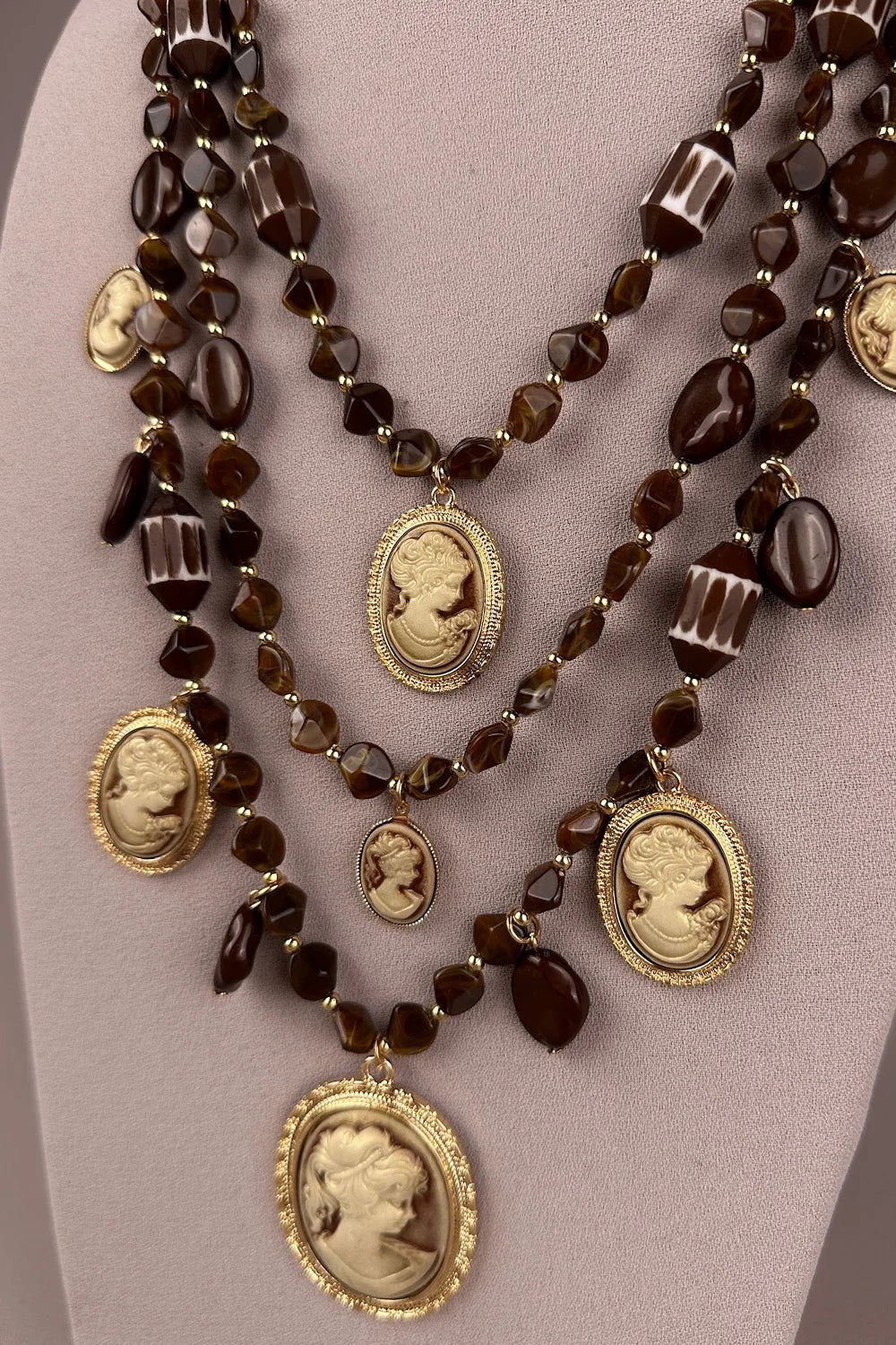 Katmanlı cameo kolye, kahverengi boncuklu zincir, altın çerçeveli profil madalyonlar, kadın aksesuar, detay görünüm