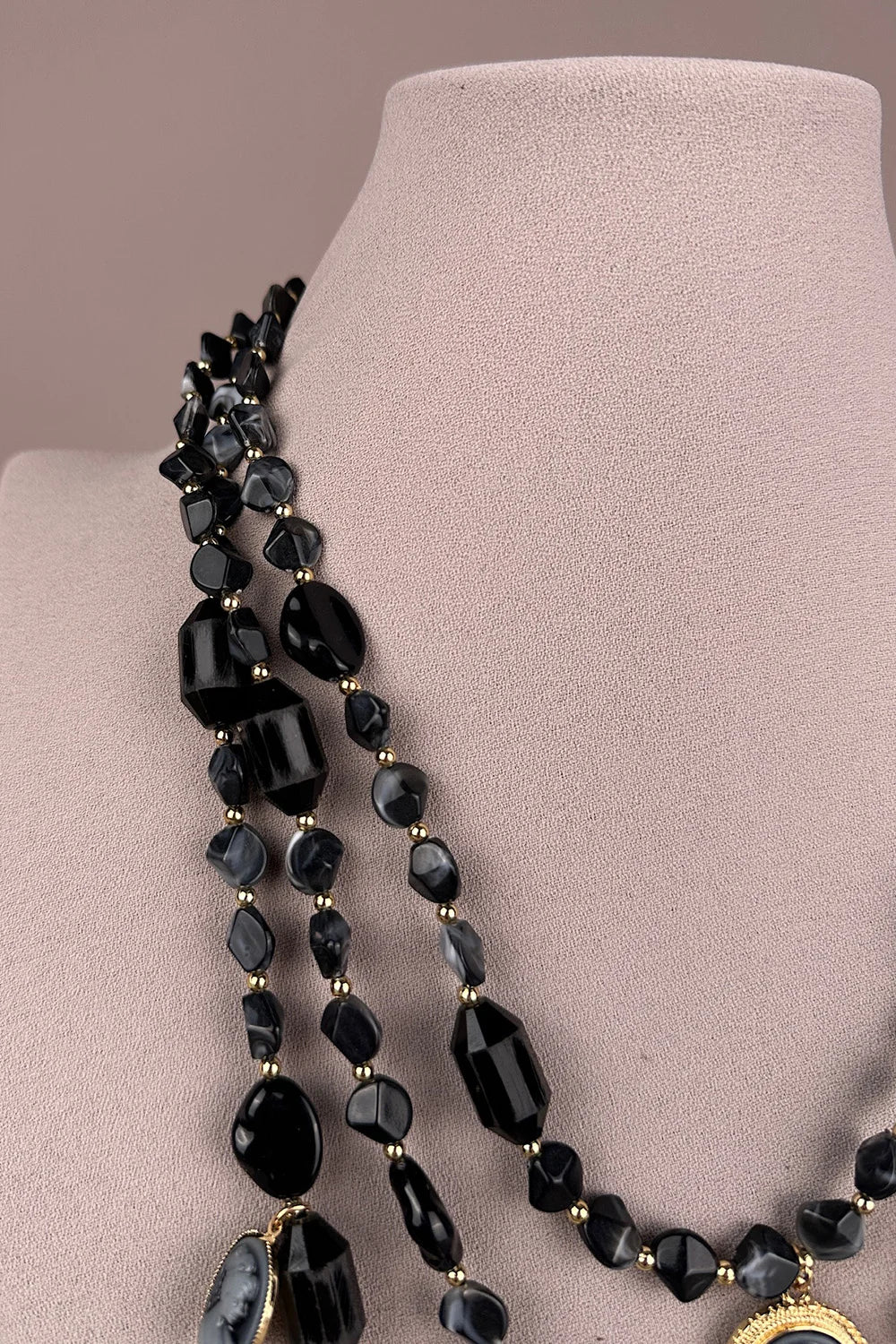 Siyah cameo taşlı katmanlı kadın kolye, altın aksesuarlar, şık tasarım, detay görünüm