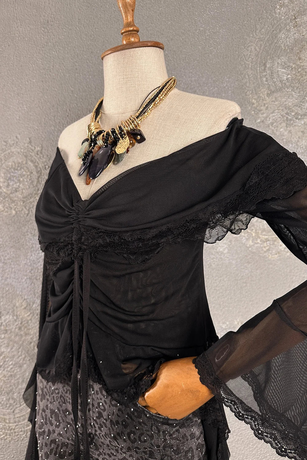 Siyah dantel detaylı romantik bluz, off-shoulder kesim, kadın giyim, şık ve zarif tasarım, önden görünüm